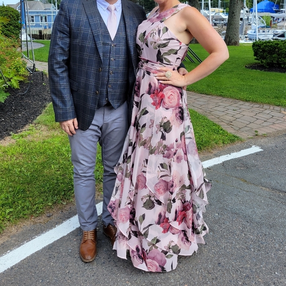 Xscape Dresses & Skirts - Stunning Floral Dress